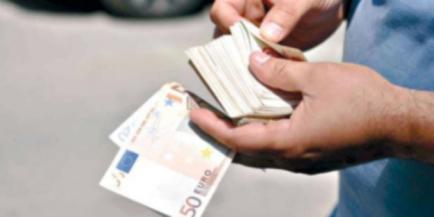 موسم السياحة والسفر يهوي بالعملة الوطنية والمغتربون ينعشون التعاملات الدينار في خطر.. 1 أورو يلامس 200 دج في السوق السوداء