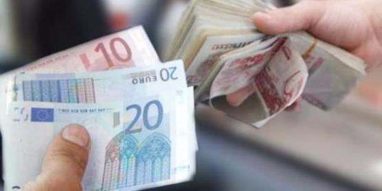 1 أورو بـ 128.90 دج لأول مرة في الجزائر منذ اعتماد عملة اليورو انهيار قياسي للدينار في البنوك منذ 18 سنة