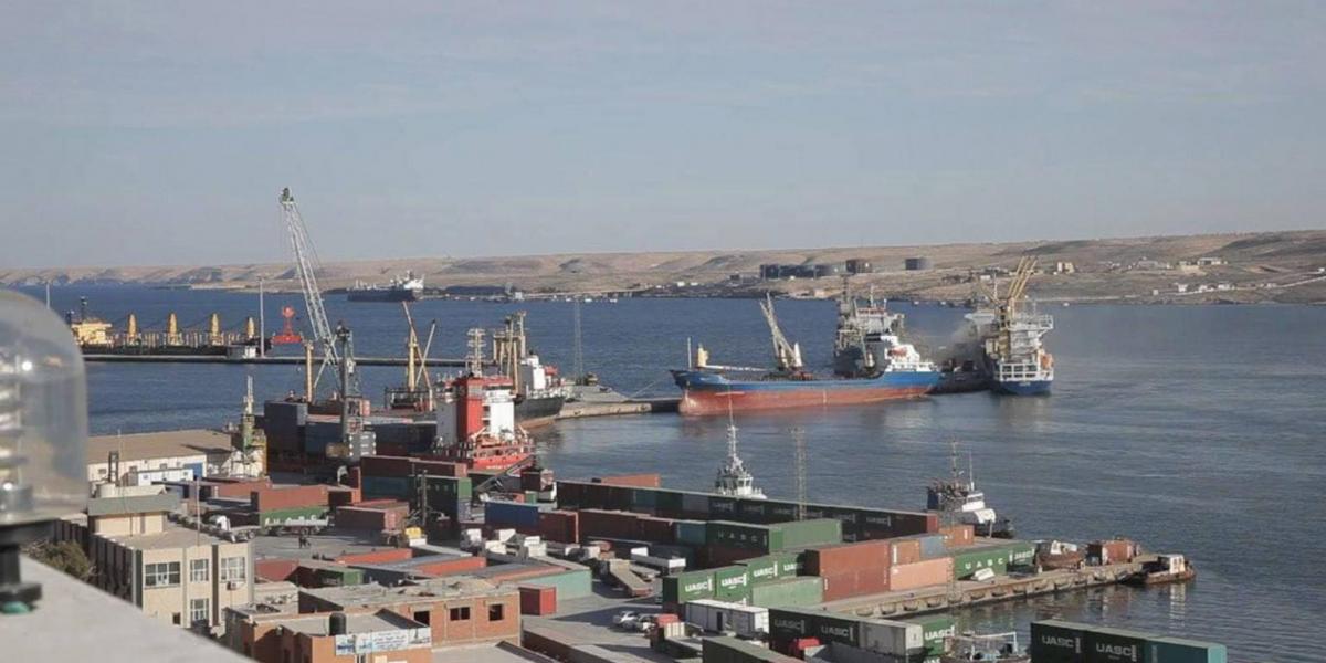 ليبيا :ميناء طبرق يستقبل آلاف الأطنان من الإسمنت وحبوب القمح