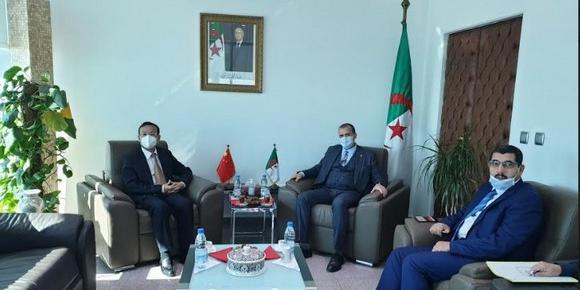 Algérie-Chine: le développement du partenariat et les échanges commerciaux évoqués