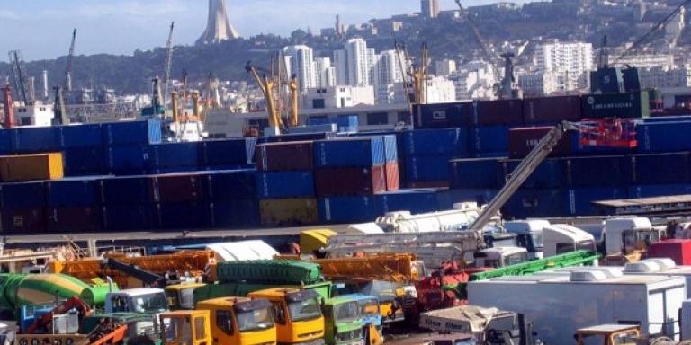 الجزائر :إخضاع نشاط استيراد المواد الأولية والسلع للقاعدة 51/49 الإجراء يهدف إلى مراقبة تحويل العملة الصعبة