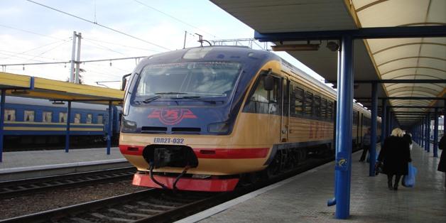 Egypt : Transport min. inspects high-speed electric train track in Qena