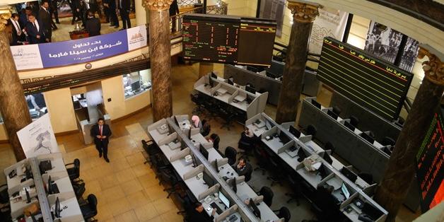 Egypt-Arab, foreign selling push EGX into red zone, market cap. loses LE4.18B