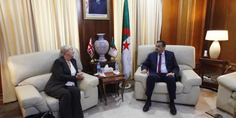 الجزائر : محادثات حول التعاون في مجال الطاقة بين الجزائر وبريطانيا