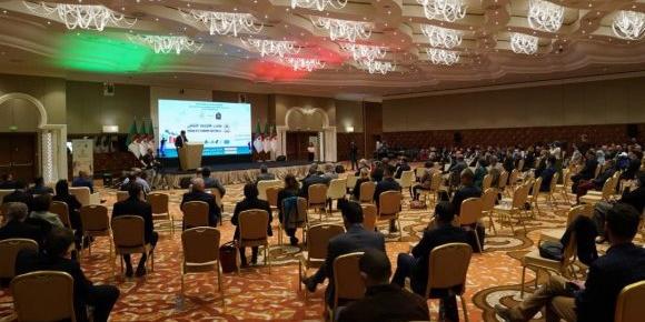 Algérie : Djerad, pour l’exploitation de l’énergie solaire dans les déserts algérien et libyen