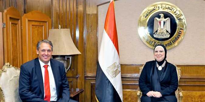 مصر : وزيرة الصناعة تبحث مع «مرسيدس-بنز» خطط الشركة لتوطين صناعة السيارات الكهربائية بمصر